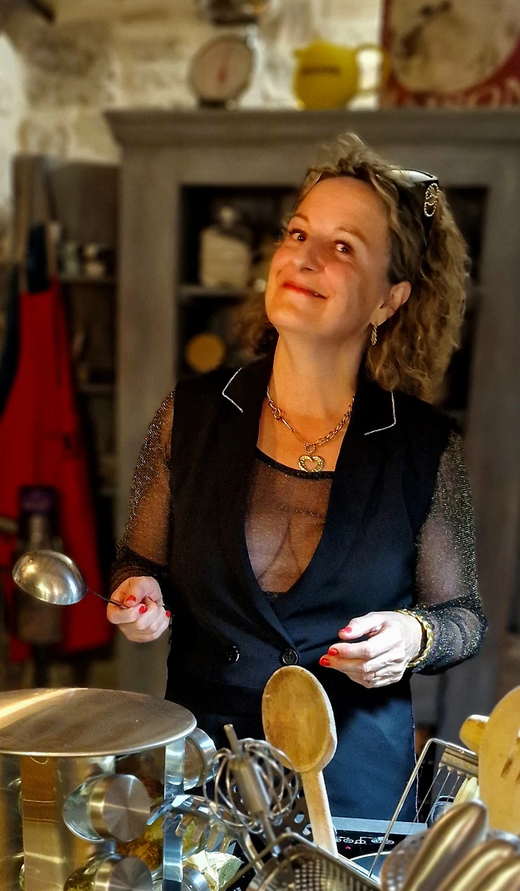 Anna souriante et sexy en cuisine