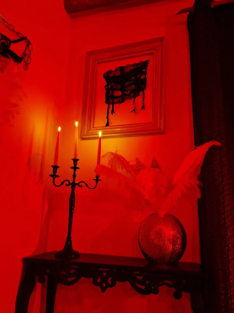 Love room romantique, avec un chandelier, masque mural, ambiance lumière rouge