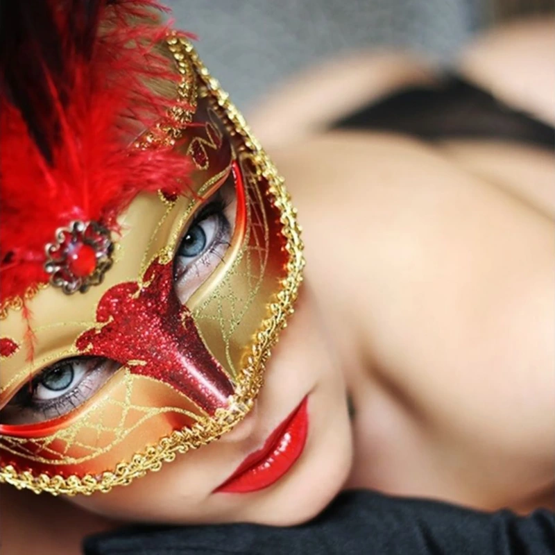 Femme allongée avec un masque vénitien