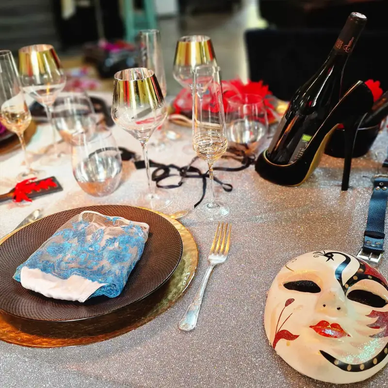 Table d'hôtes avec champagne, assiettes chics, vin rouge