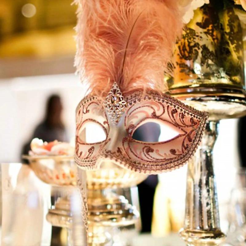 Masque vénitien avec une grande plume