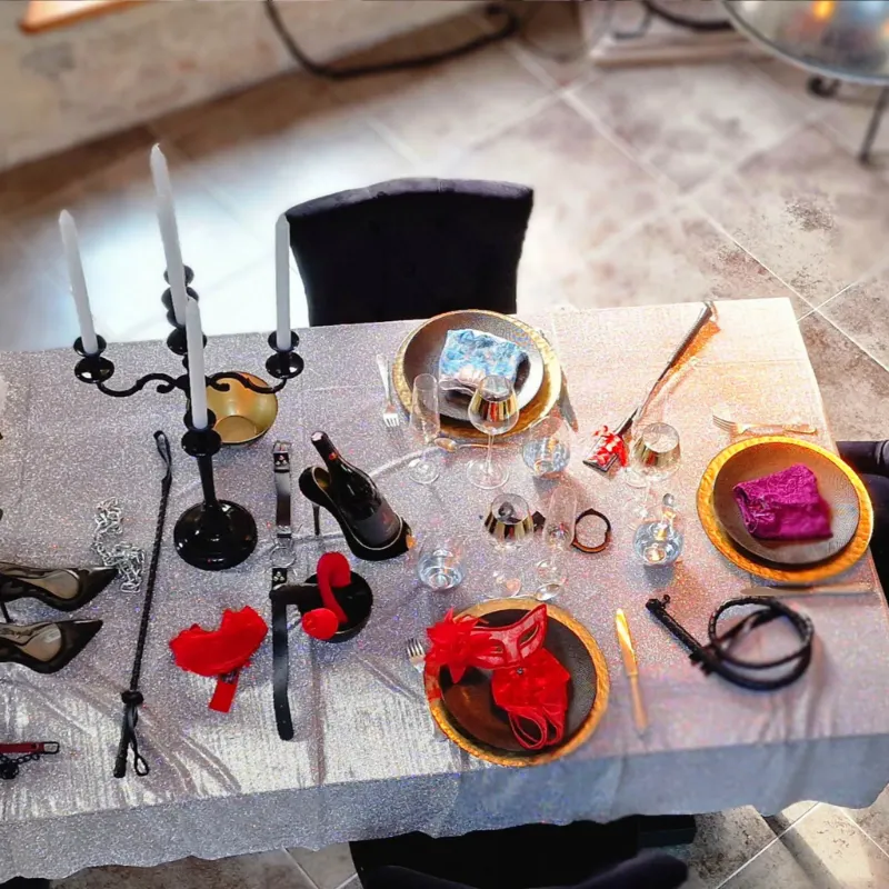 La Table d'Hôtes avec une nappe argentée et un chandelier à 4 bougies vue de dessus