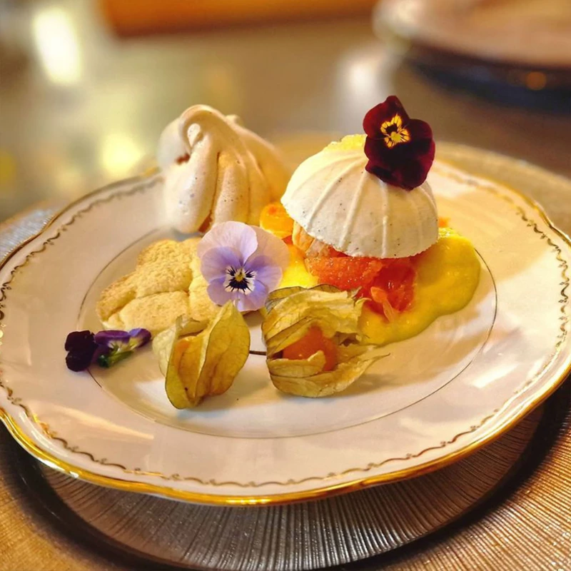 Assiette gastronomique fleurs et physalis
