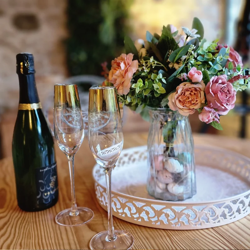 Coupes de champagne et bouquet de fleurs sur la Table d'Hôtes