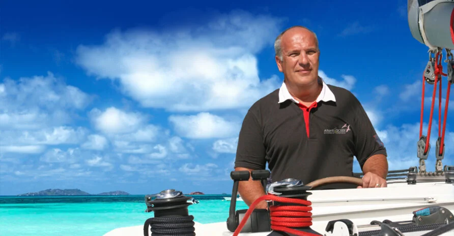 Didier Schneider à la barre de son bateau