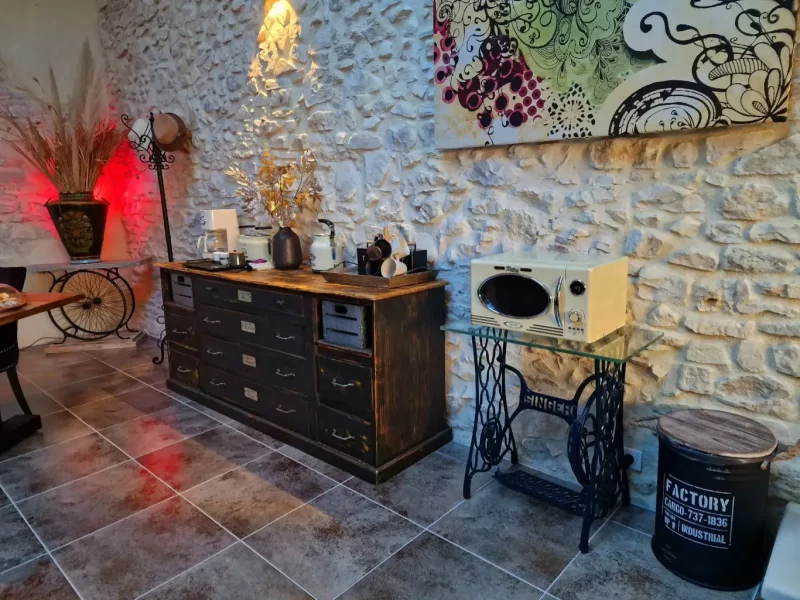 La commode élégante de la suite l'Atelier du Marquis