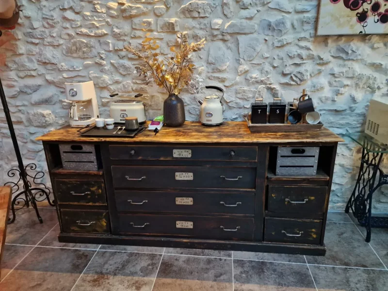 La commode élégante de la suite l'Atelier du Marquis