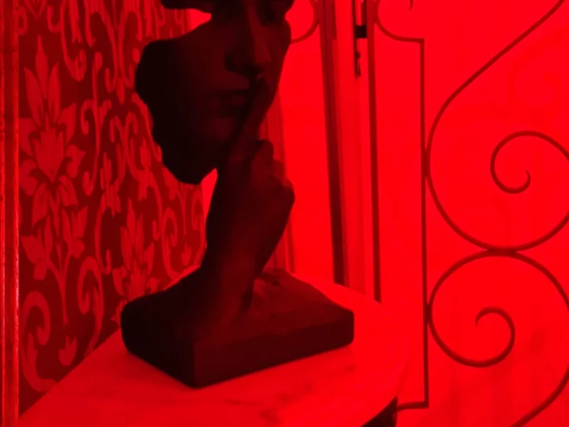 Statue visage dans une ambiance lumière rouge