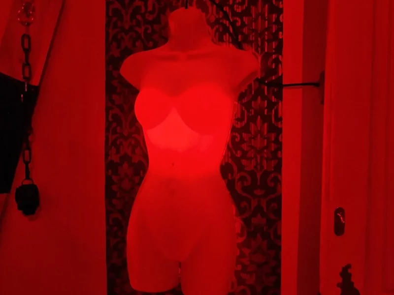 Buste de femme dans une ambiance lumière rouge
