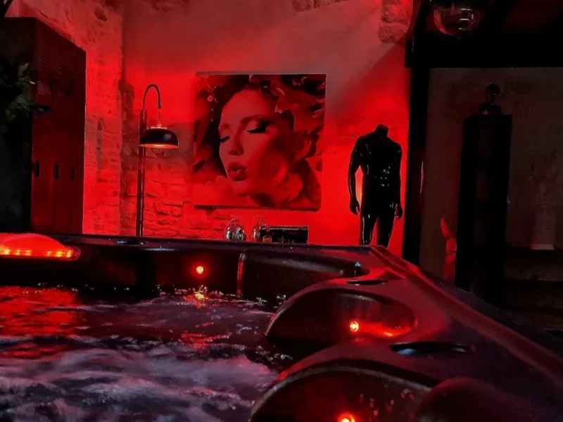 Le jacuzzi dans une ambiance lumière rouge