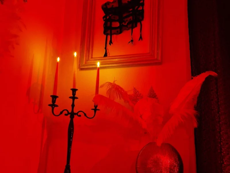 Love room romantique, avec un chandelier, masque mural, ambiance lumière rouge