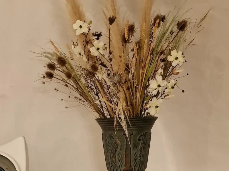 Vase contenant un bouquet séché