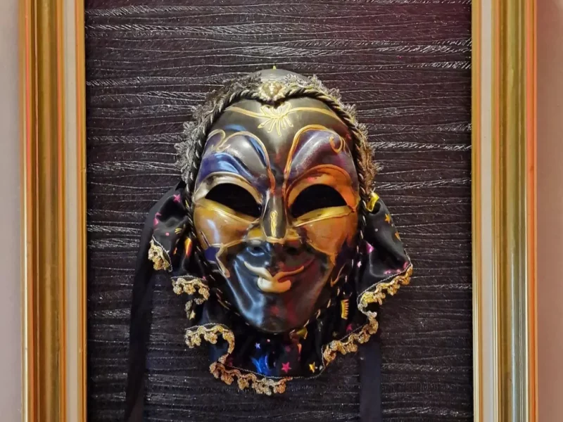 Un masque dans un cadre accroché au mur