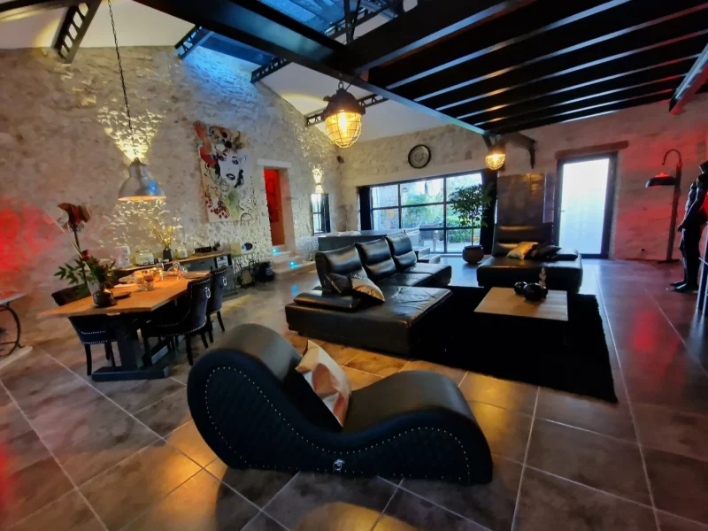 Vue globale du salon de la suite l'Atelier du Marquis