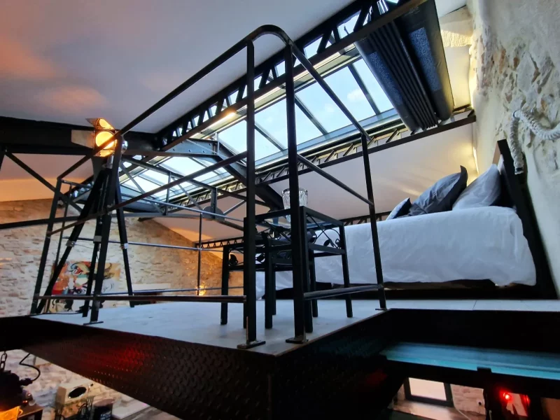 La chambre sexy et osée de la suite l'Atelier du Marquis