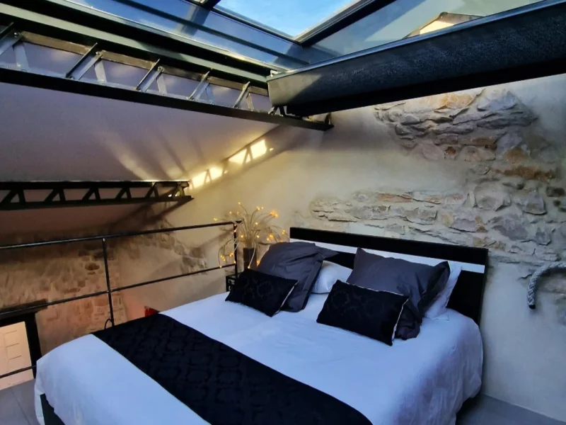 Le lit double luxueux de la suite l'Atelier du Marquis