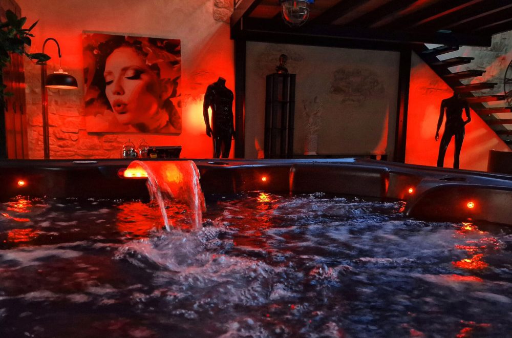 Le jacuzzi dans la suite l'Atelier du Marquis