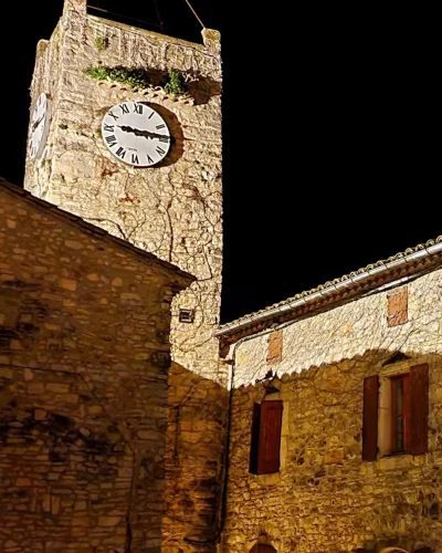 Plan zoomé sur la tour et l'horloge