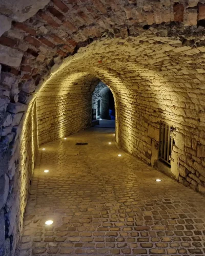 Dans le passage couvert éclairé