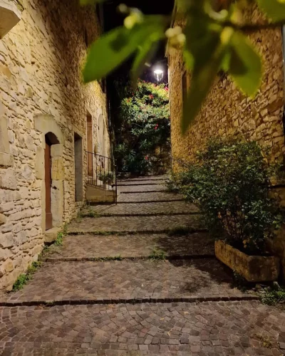 Une ruelle pavée montante avec de très larges marches