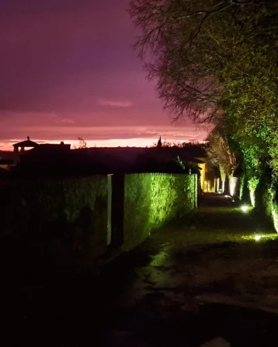 Une rue de Vézénobres de nuit dans une lumière verte