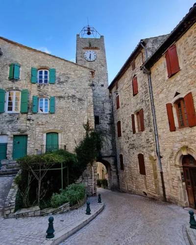 Une petite place dans la cité médiévale de Vézénobres