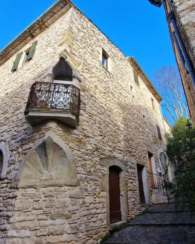 Le balcon sur le mur en pierre