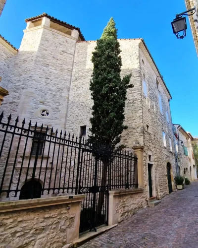 Rue large de Vézénobres avec un arbre sur le côté