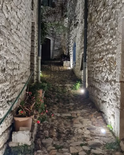 Une ruelle étroite avec des vieux pavés
