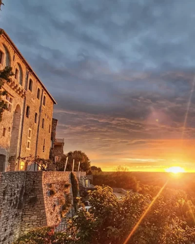 Coucher de soleil à Vézénobres pour une escapade romantique