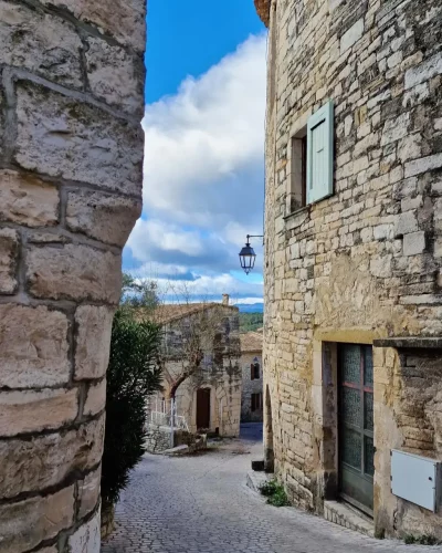 Vue au loin entre deux murs de pierres