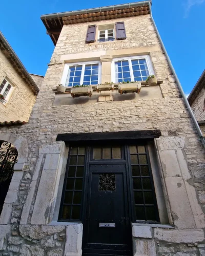 Une façade en pierre rénovée