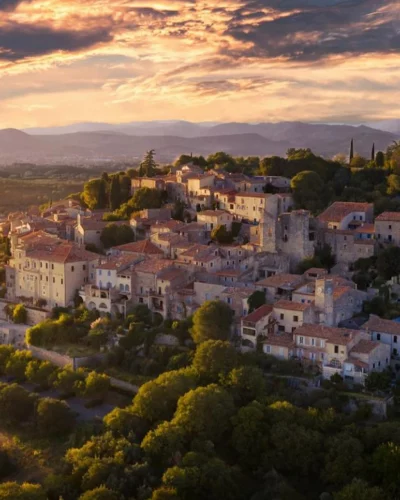 Vue de dessus du village médiéval de Vézénobres et ses alentours