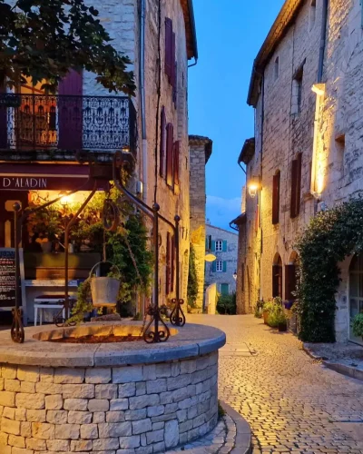 Un puit dans une rue pavée de Vézénobres