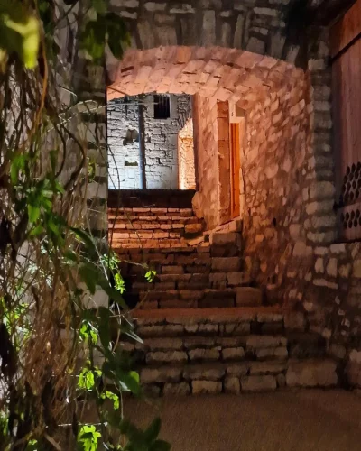 Escalier en pierre dans une ruelle pavée