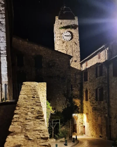 La tour avec l'horloge en contreplongée